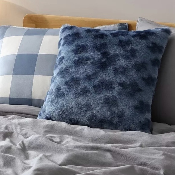 KOOLABURRA by UGG / Set of 2 Fleur Faux Fur Throw Pillow Floral - Picture 1 of 7